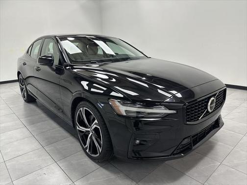 2024 Volvo S60 B5 Core Dark Theme
