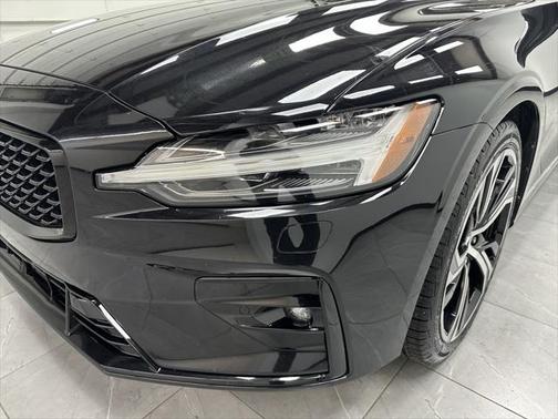 2024 Volvo S60 B5 Core Dark Theme