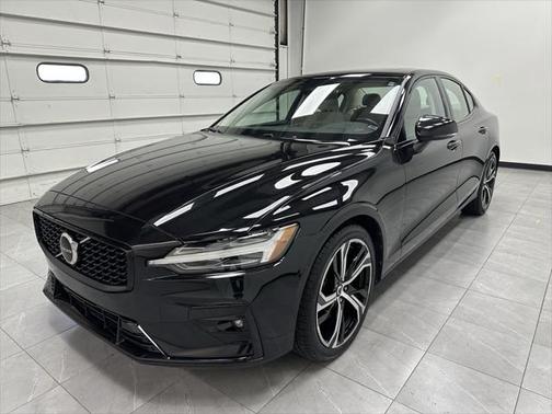 2024 Volvo S60 B5 Core Dark Theme