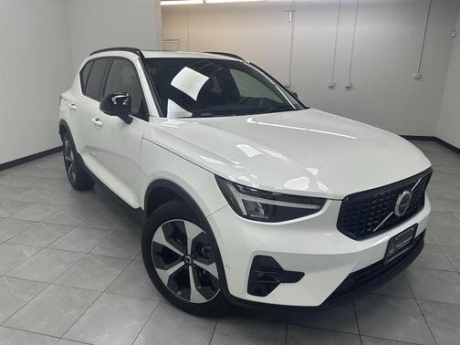 2024 Volvo XC40 B5 Plus Dark Theme