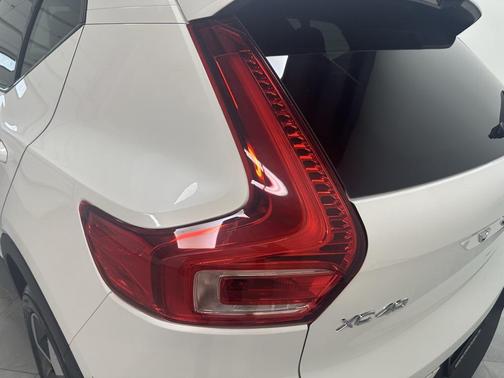 2024 Volvo XC40 B5 Plus Dark Theme
