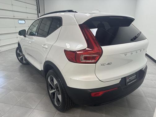 2024 Volvo XC40 B5 Plus Dark Theme