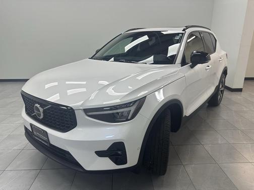 2024 Volvo XC40 B5 Plus Dark Theme