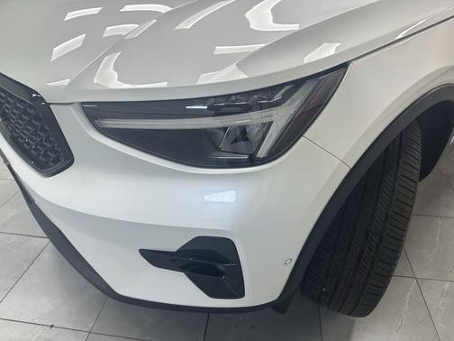 2024 Volvo XC40 B5 Plus Dark Theme