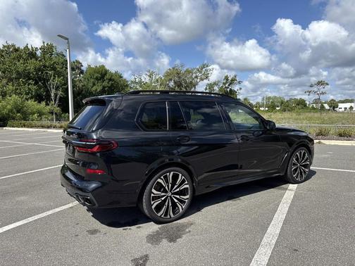 Black Sapphire Metallic 2023 BMW X7 M60i