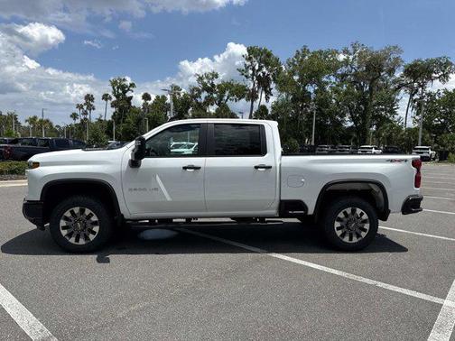 Summit White 2026 Chevrolet Silverado 2500 Custom