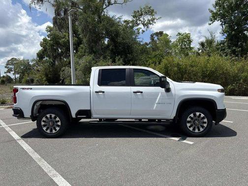 Summit White 2026 Chevrolet Silverado 2500 Custom