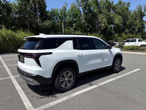 Summit White 2026 Chevrolet Traverse LT