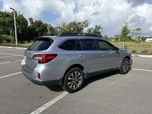Ice Silver Metallic 2017 Subaru Outback 3.6R Limited