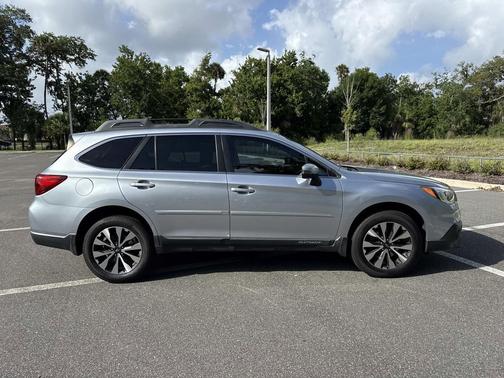 Ice Silver Metallic 2017 Subaru Outback 3.6R Limited