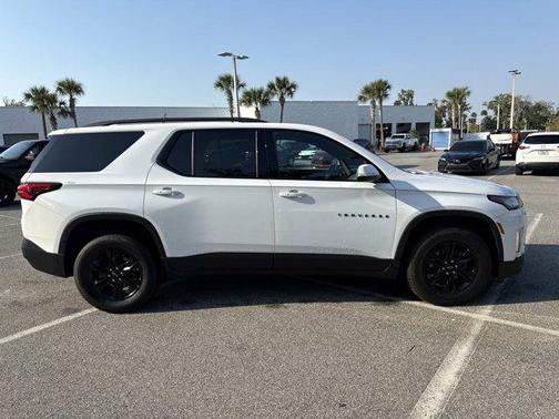 Summit White 2022 Chevrolet Traverse LT Cloth