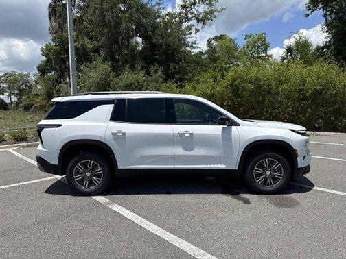 Summit White 2026 Chevrolet Traverse LT