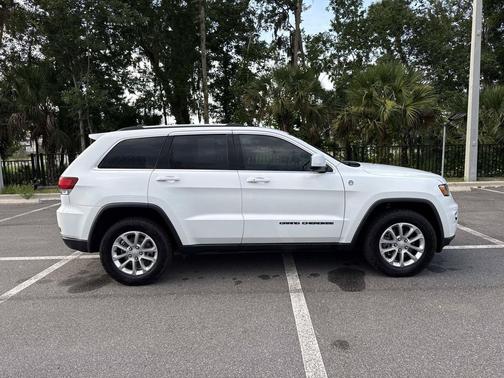 Bright White Clearcoat 2021 Jeep Grand Cherokee Laredo
