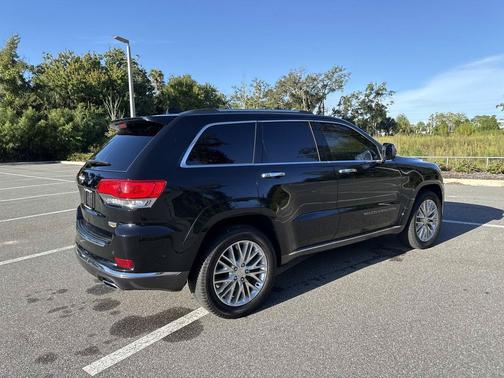 Diamond Black Crystal Pearlcoat 2017 Jeep Grand Cherokee Summit