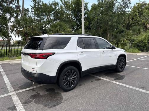 Iridescent Pearl Tricoat 2023 Chevrolet Traverse RS