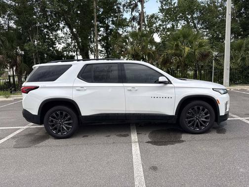 Iridescent Pearl Tricoat 2023 Chevrolet Traverse RS