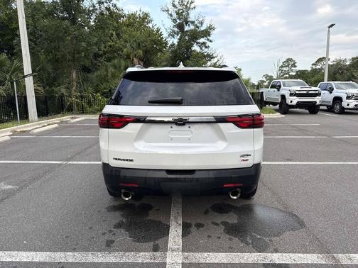 Iridescent Pearl Tricoat 2023 Chevrolet Traverse RS