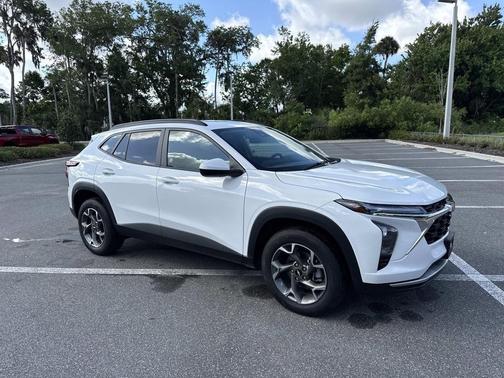 Summit White 2025 Chevrolet Trax LT