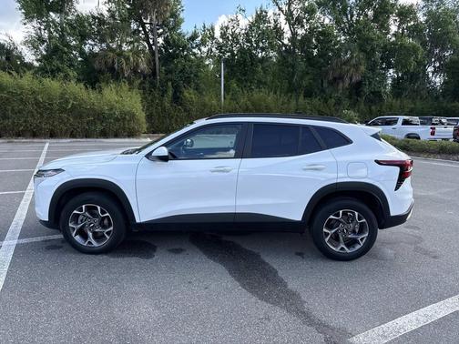 Summit White 2025 Chevrolet Trax LT