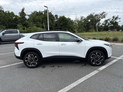 Summit White 2026 Chevrolet Trax FWD 2RS