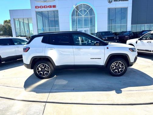 Bright White Clearcoat 2025 Jeep Compass Trailhawk