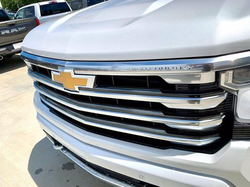 Iridescent Pearl Tricoat 2023 Chevrolet Silverado 1500 High Country