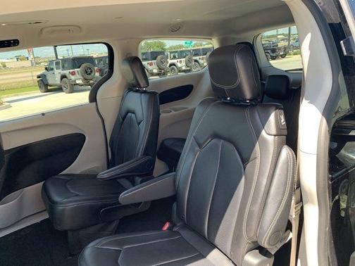 2024 Chrysler Pacifica Touring-L
