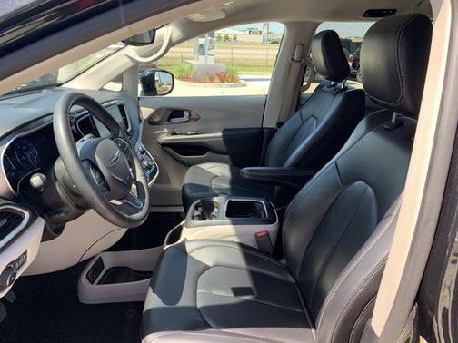 2024 Chrysler Pacifica Touring-L