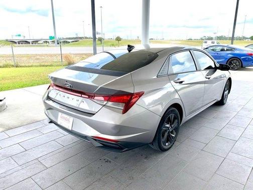 Metal 2022 Hyundai ELANTRA SEL