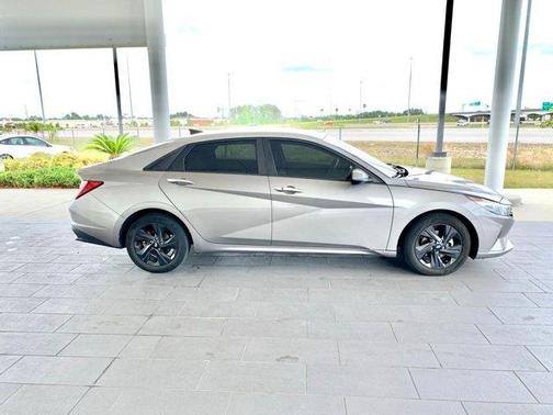 Metal 2022 Hyundai ELANTRA SEL