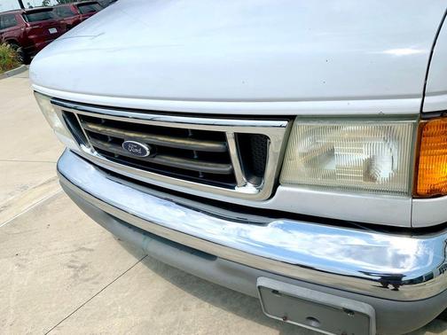 White 2003 Ford E350 Super Duty
