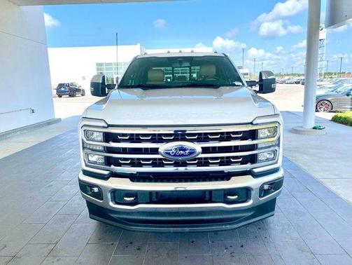 Oxford White 2023 Ford F-250 Lariat