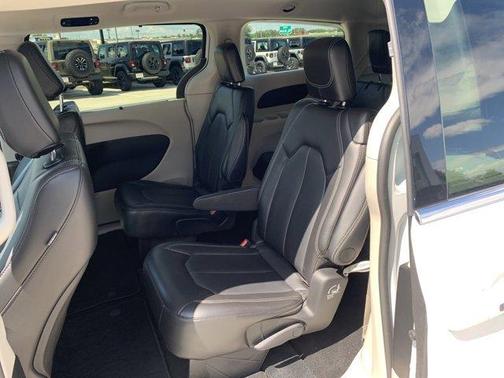 2024 Chrysler Pacifica Touring-L