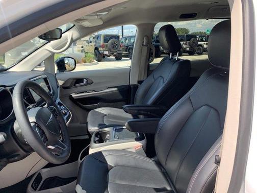 2024 Chrysler Pacifica Touring-L
