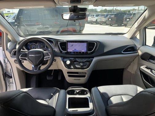 2024 Chrysler Pacifica Touring-L