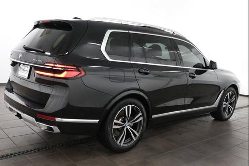 Black Sapphire Metallic 2023 BMW X7 xDrive40i