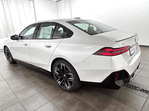 2025 BMW i5 M60