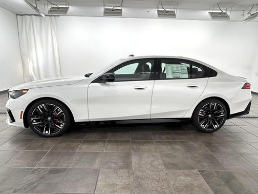 2025 BMW i5 M60