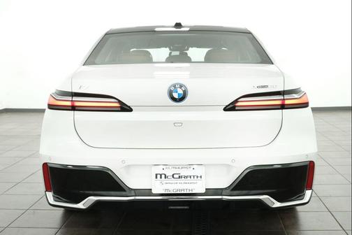 Mineral White Metallic 2024 BMW i7 xDrive60