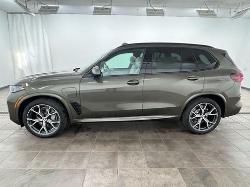 Manhattan Green Metallic 2026 BMW X5 PHEV xDrive50e