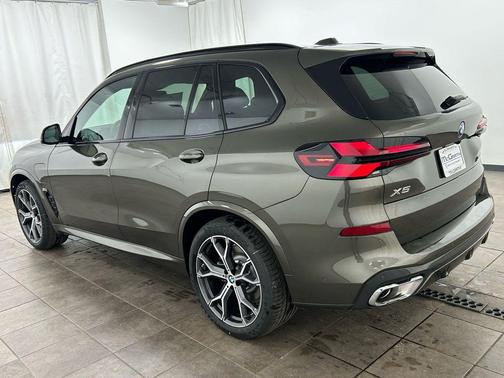 Manhattan Green Metallic 2026 BMW X5 PHEV xDrive50e