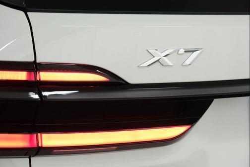 Alpine White 2027 BMW X7 xDrive40i
