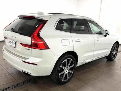 Crystal White Pearl 2019 Volvo XC60 T6 Inscription