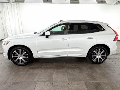 Crystal White Pearl 2019 Volvo XC60 T6 Inscription