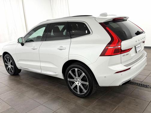 Crystal White Pearl 2019 Volvo XC60 T6 Inscription