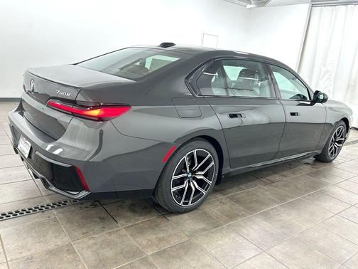 Dravit Grey Metallic 2026 BMW 750e i xDrive