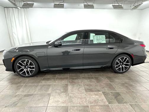 Dravit Grey Metallic 2026 BMW 750e i xDrive
