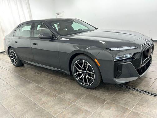 Dravit Grey Metallic 2026 BMW 750e i xDrive