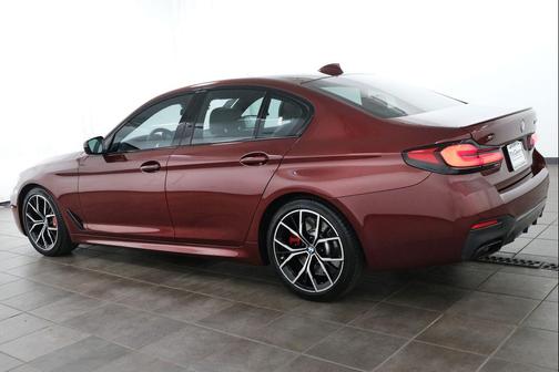 Aventurin Red Metallic 2022 BMW M550 i Xdrive