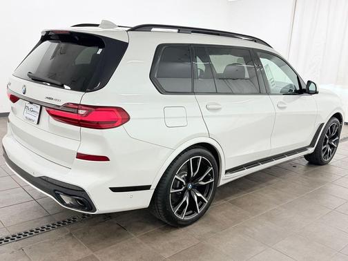 Mineral White Metallic 2022 BMW X7 xDrive40i